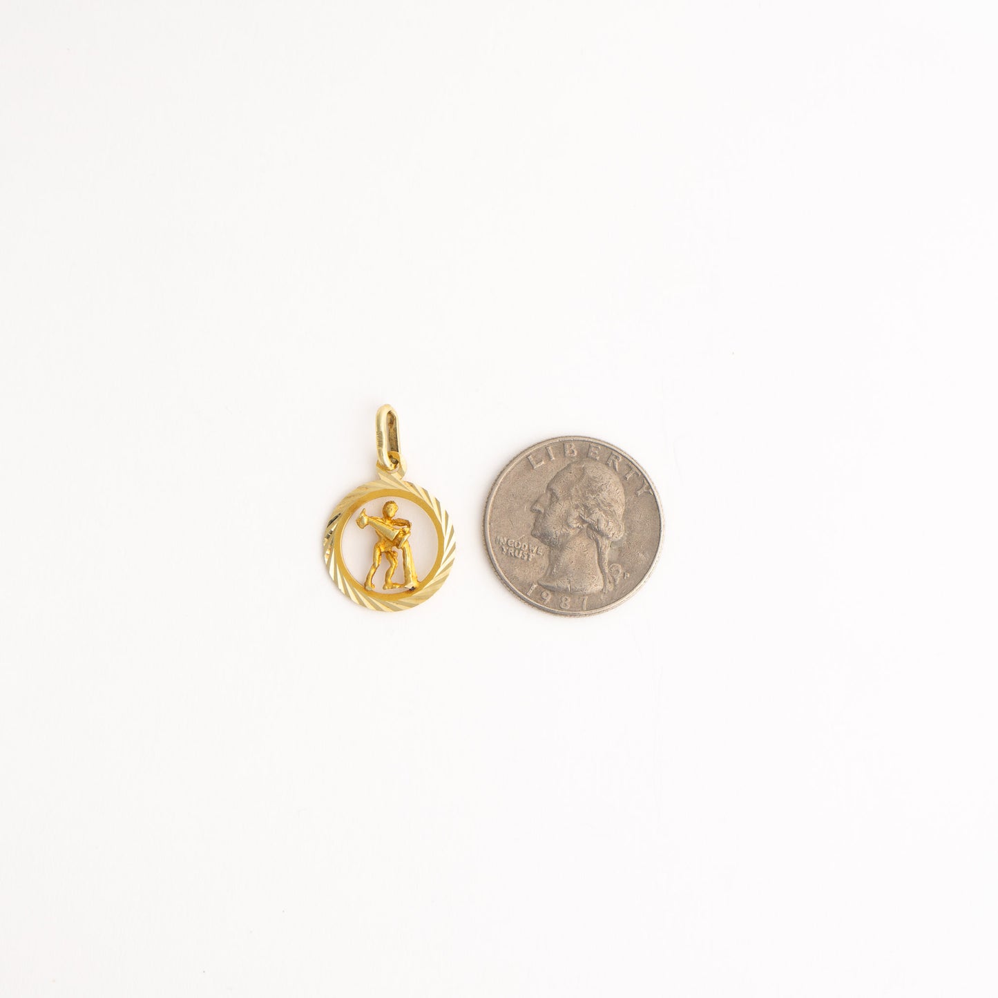 vintage 14k gold aquarius round pendant