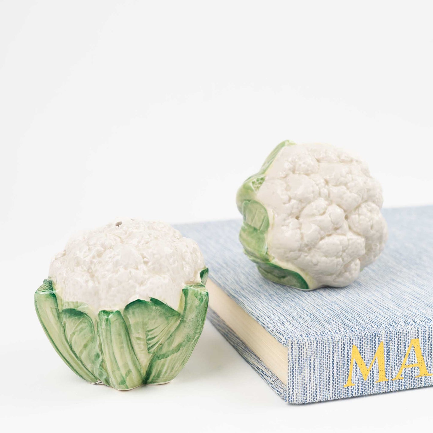 Vintage Fitz and Floyd majolica ceramic cauliflower salt and pepper shakers from 1989, featuring detailed botanical sculpting and lustrous glazed finish
