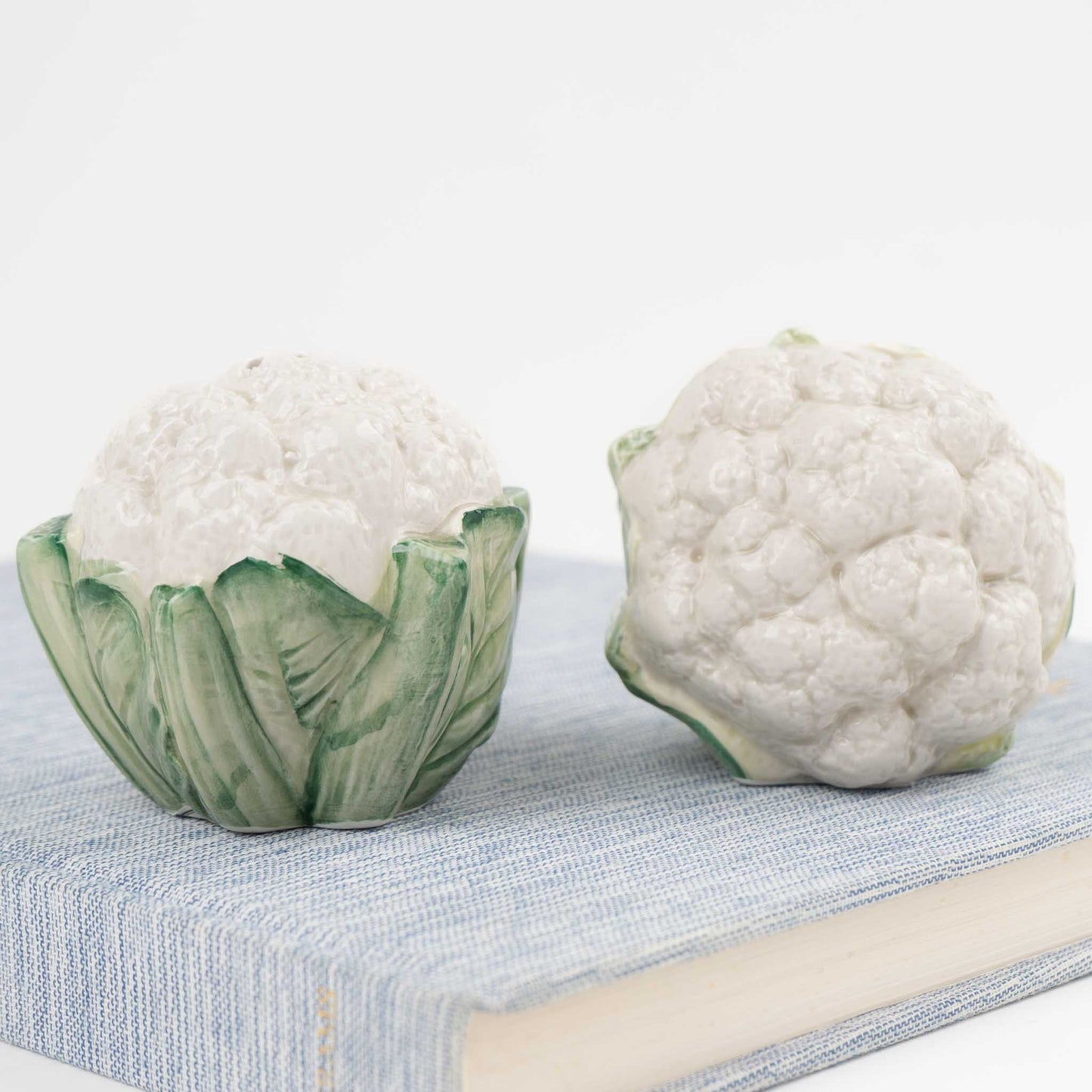 Vintage Fitz and Floyd majolica ceramic cauliflower salt and pepper shakers from 1989, featuring detailed botanical sculpting and lustrous glazed finish