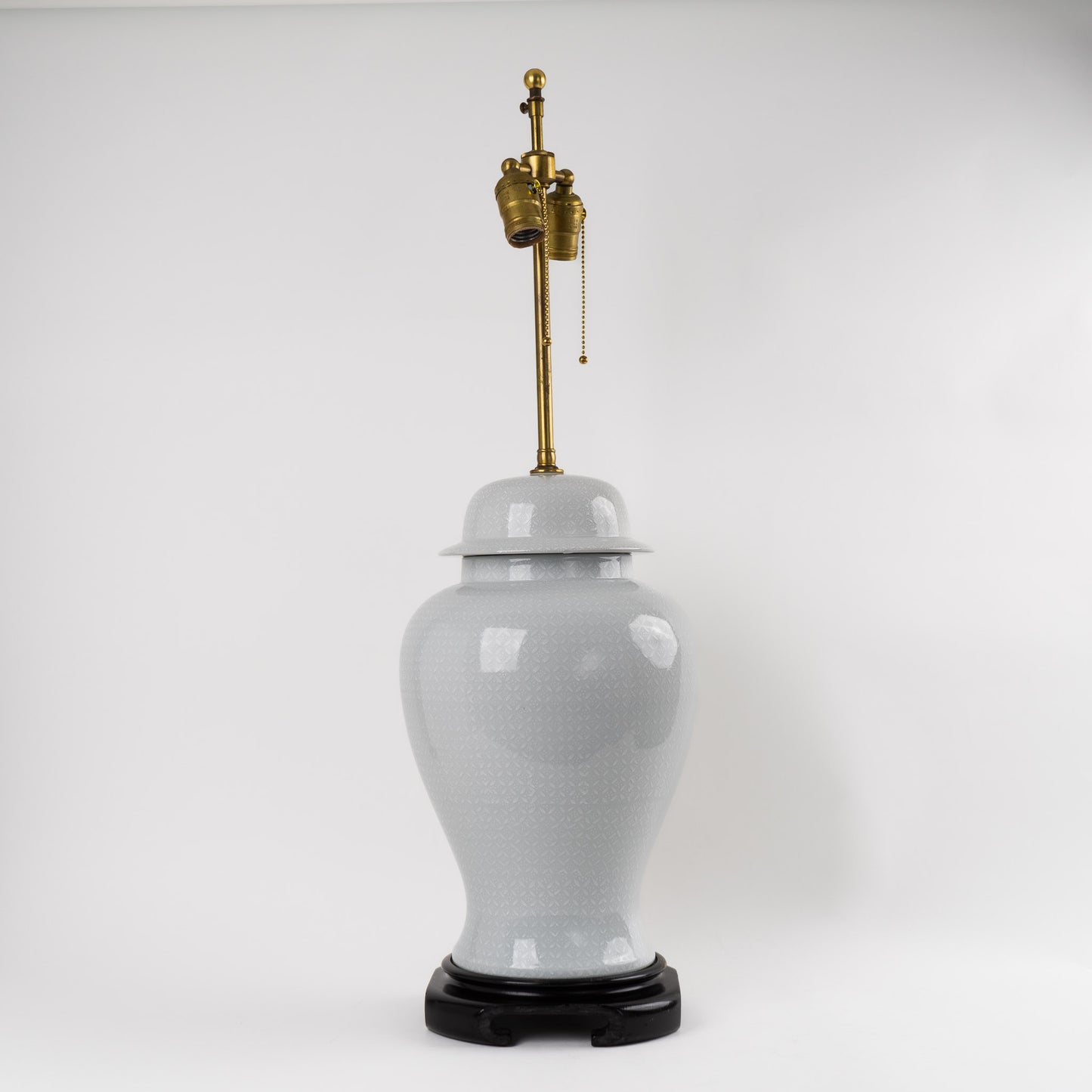 Vintage 1950s Chinoiserie ginger jar table lamp with grey porcelain base featuring white decorative patterns, mounted on black wood base