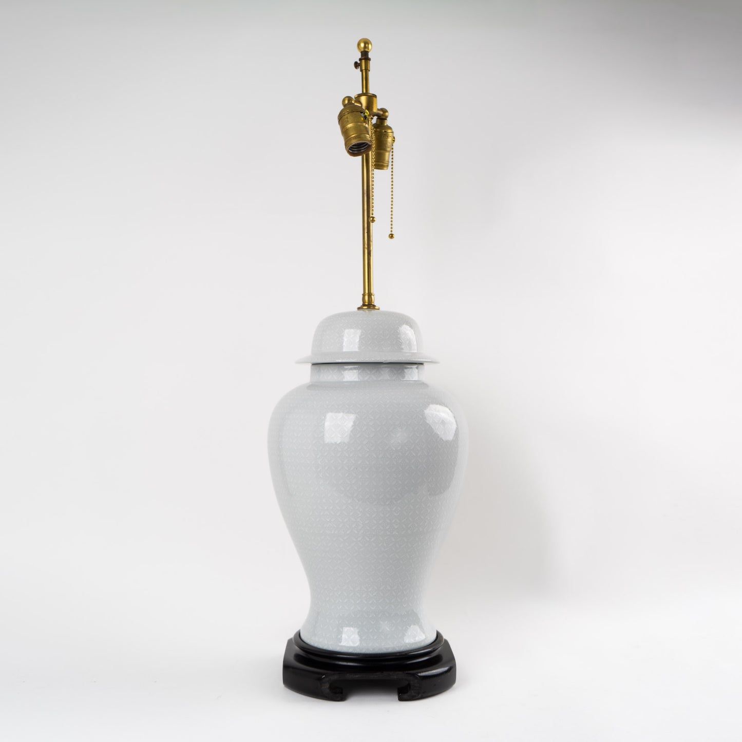 Vintage 1950s Chinoiserie ginger jar table lamp with grey porcelain base featuring white decorative patterns, mounted on black wood base