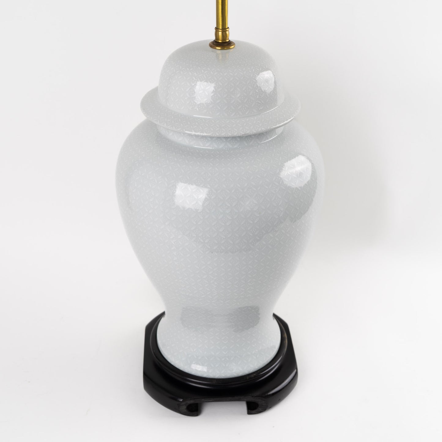 Vintage 1950s Chinoiserie ginger jar table lamp with grey porcelain base featuring white decorative patterns, mounted on black wood base