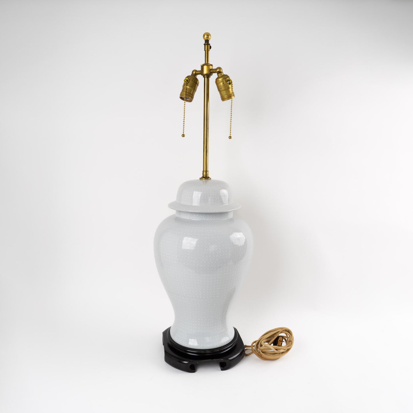 Vintage 1950s Chinoiserie ginger jar table lamp with grey porcelain base featuring white decorative patterns, mounted on black wood base
