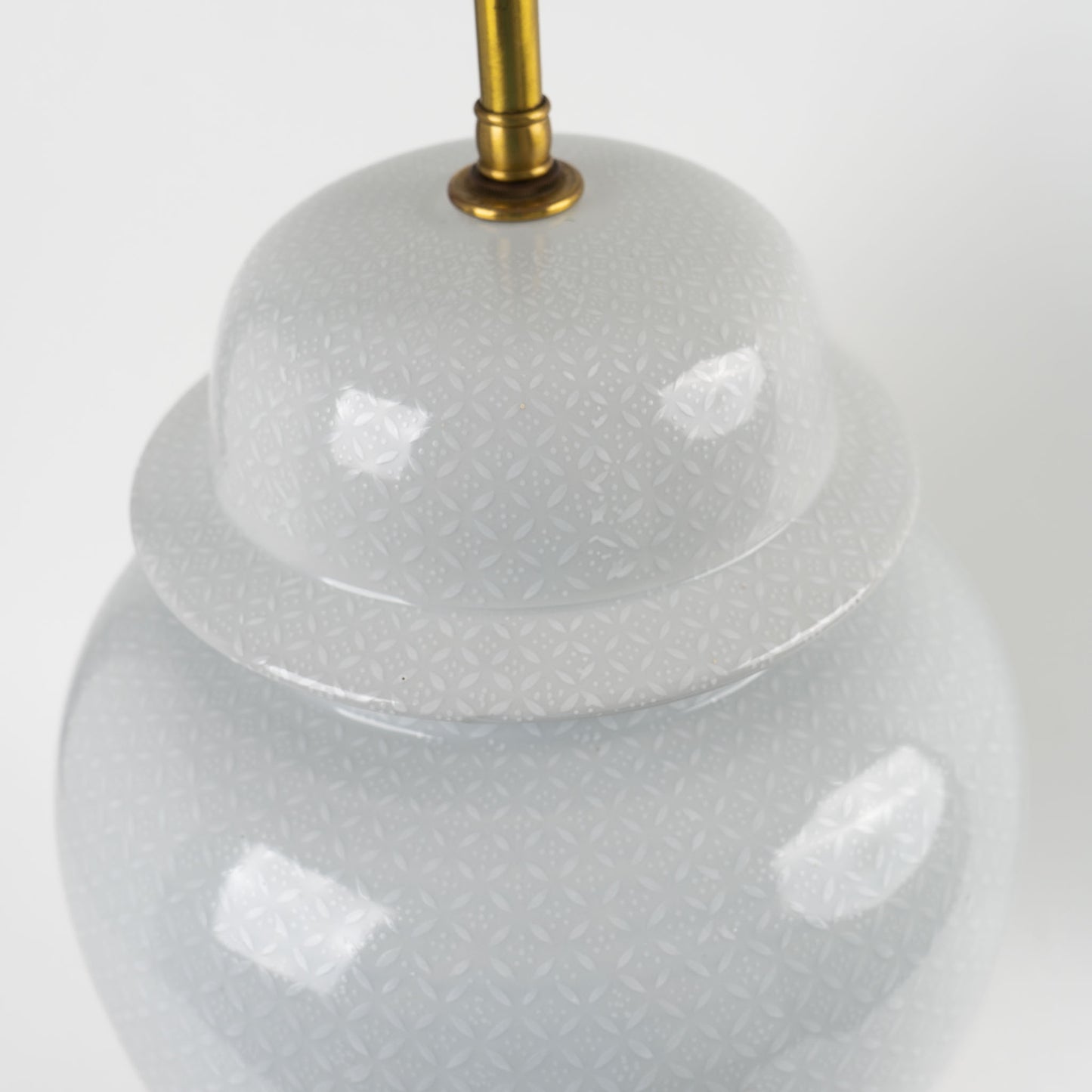 Vintage 1950s Chinoiserie ginger jar table lamp with grey porcelain base featuring white decorative patterns, mounted on black wood base