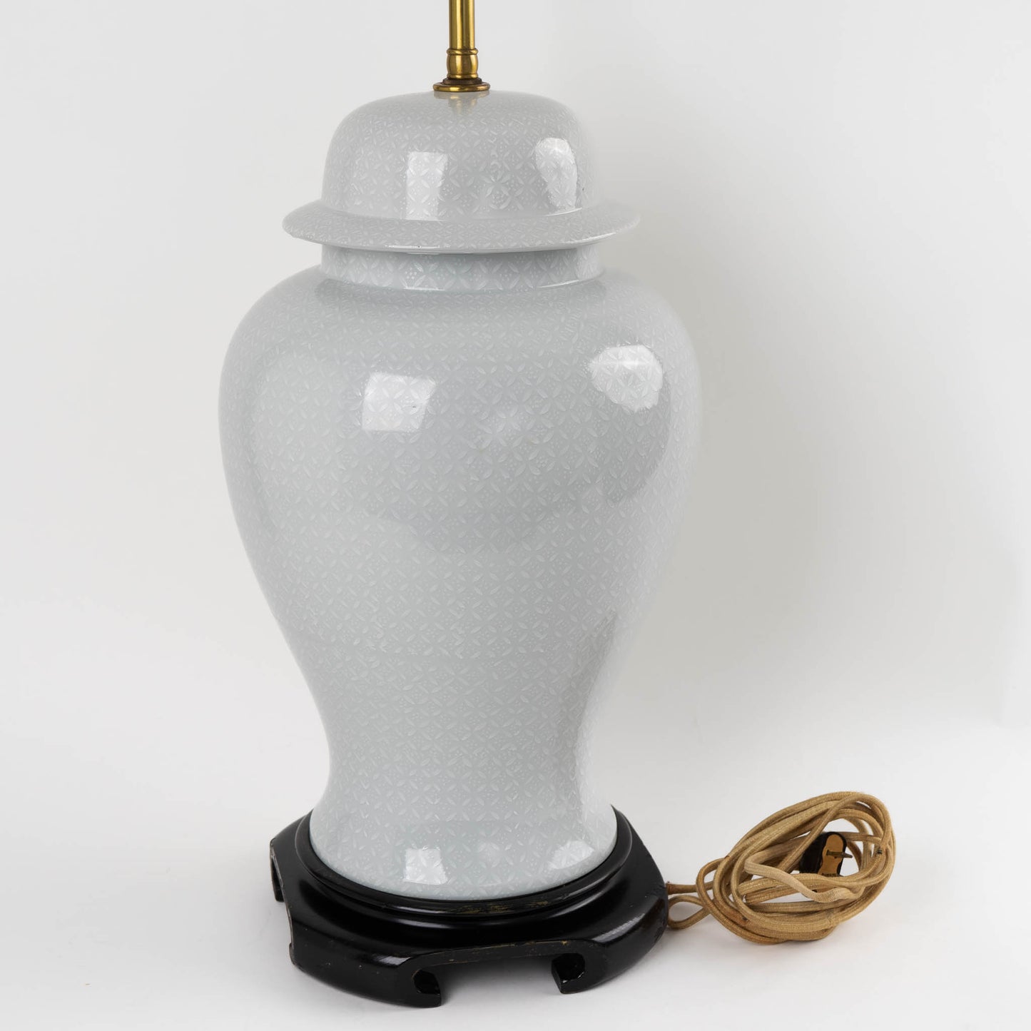 Vintage 1950s Chinoiserie ginger jar table lamp with grey porcelain base featuring white decorative patterns, mounted on black wood base