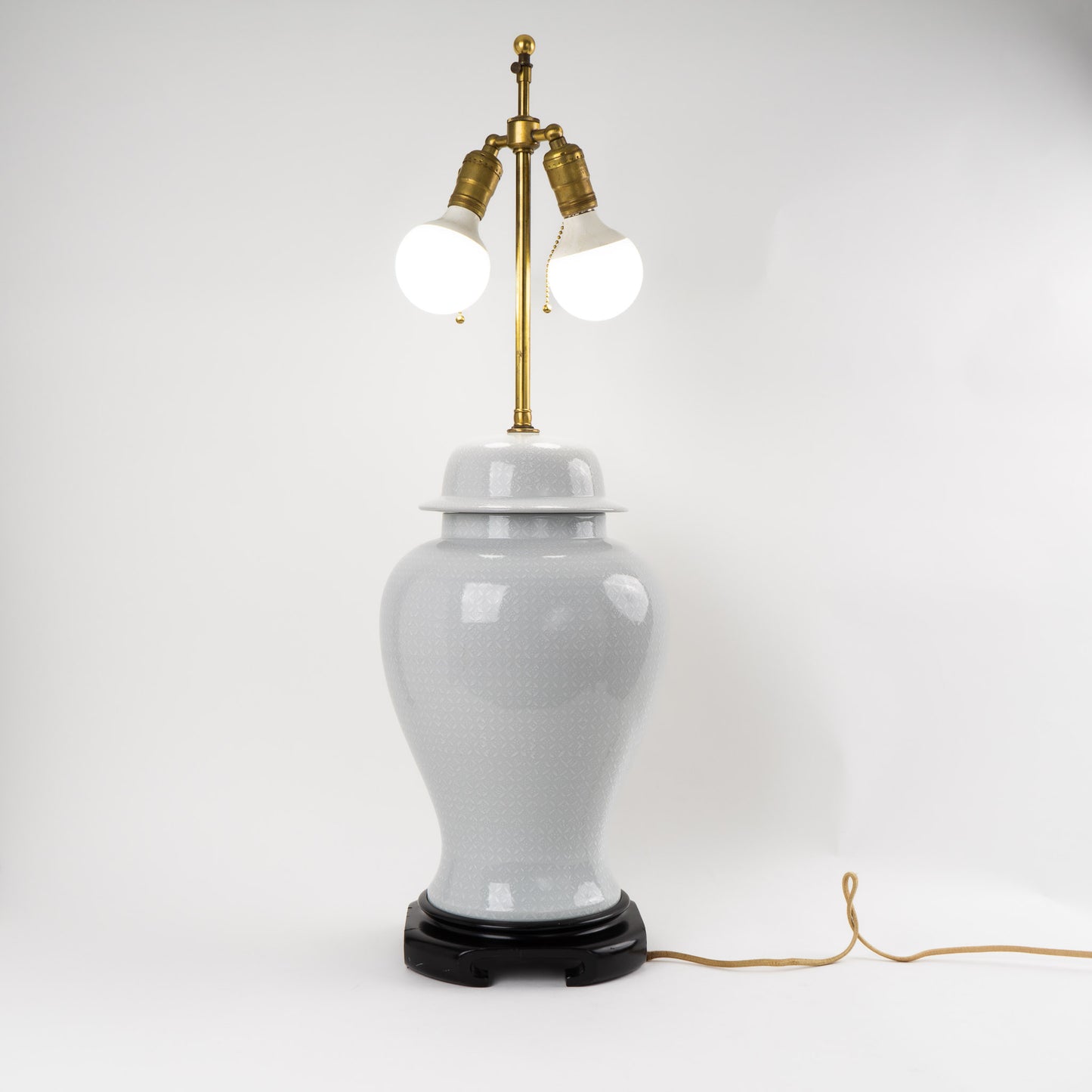 Vintage 1950s Chinoiserie ginger jar table lamp with grey porcelain base featuring white decorative patterns, mounted on black wood base