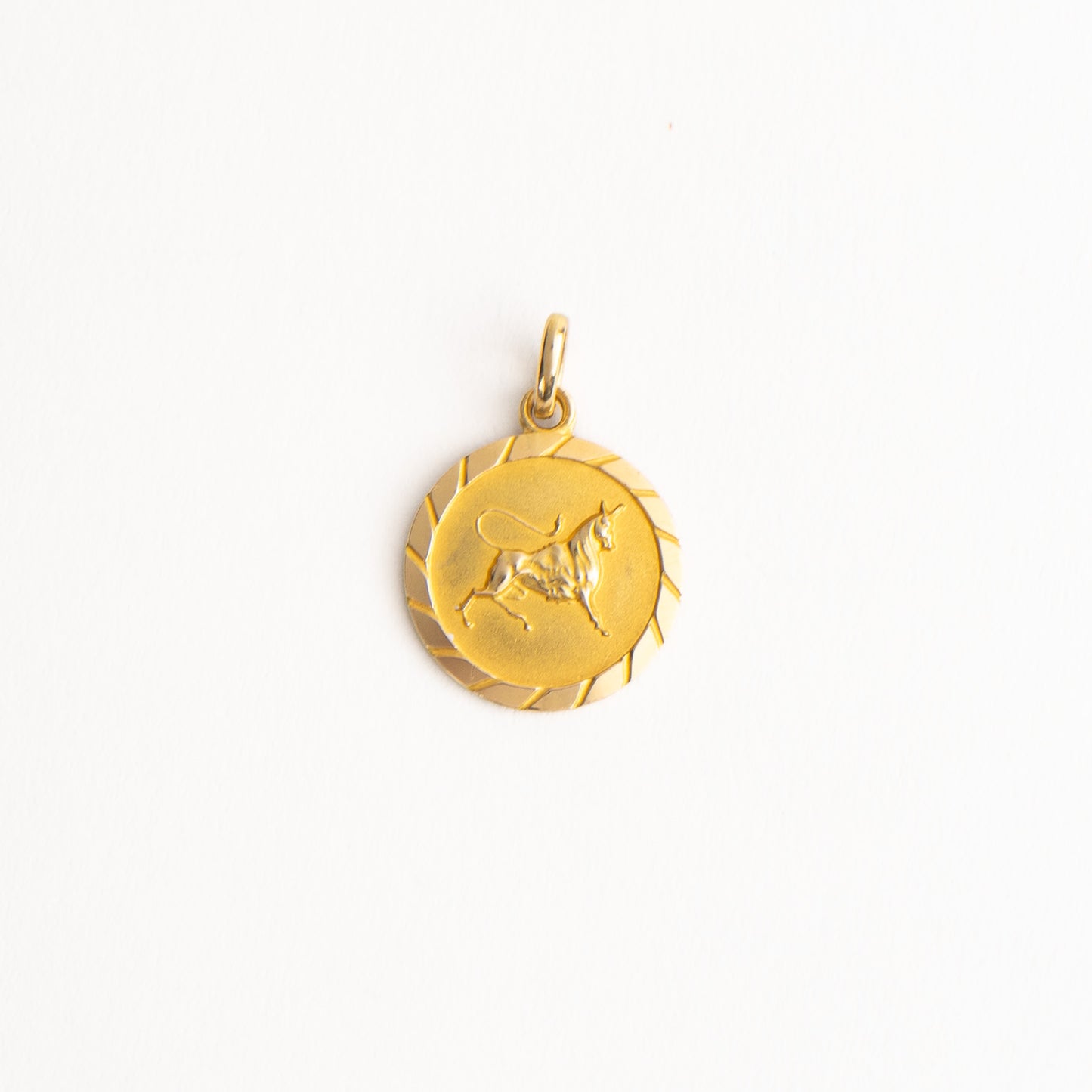 vintage 18k gold taurus zodiac pendant