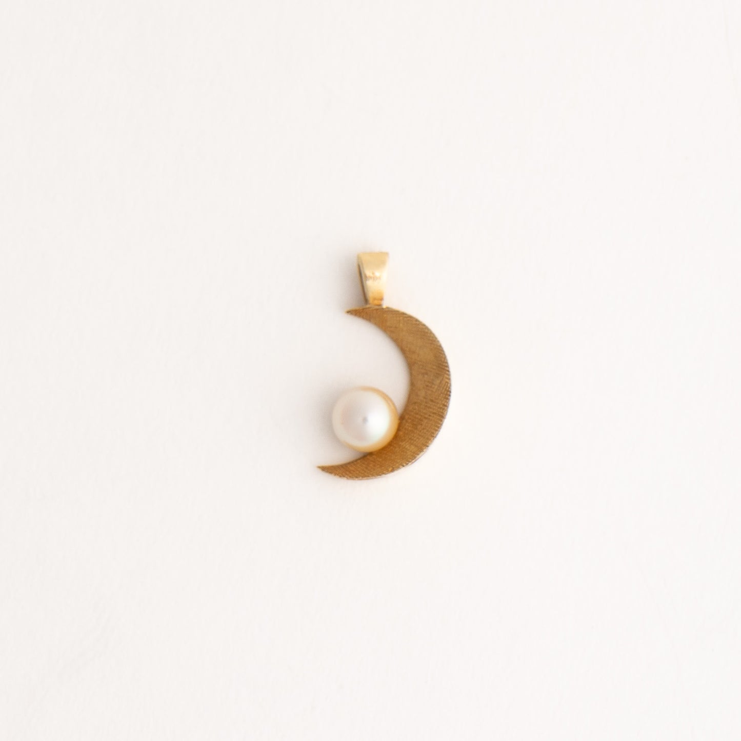 vintage 14k gold crescent moon pendant with pearl accent