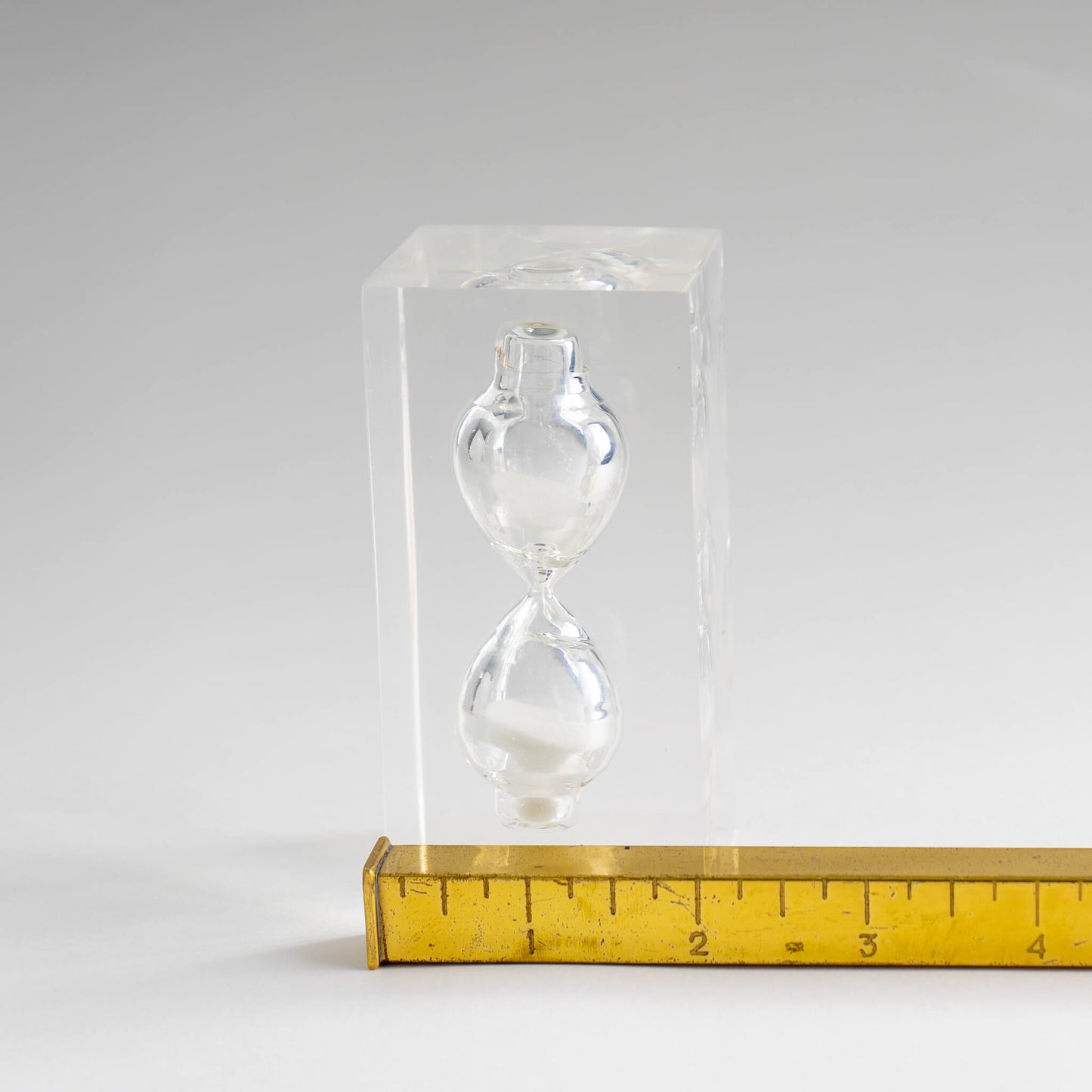 Load image into Gallery viewer, Vintage Lucite floating Hourglass Timer 
