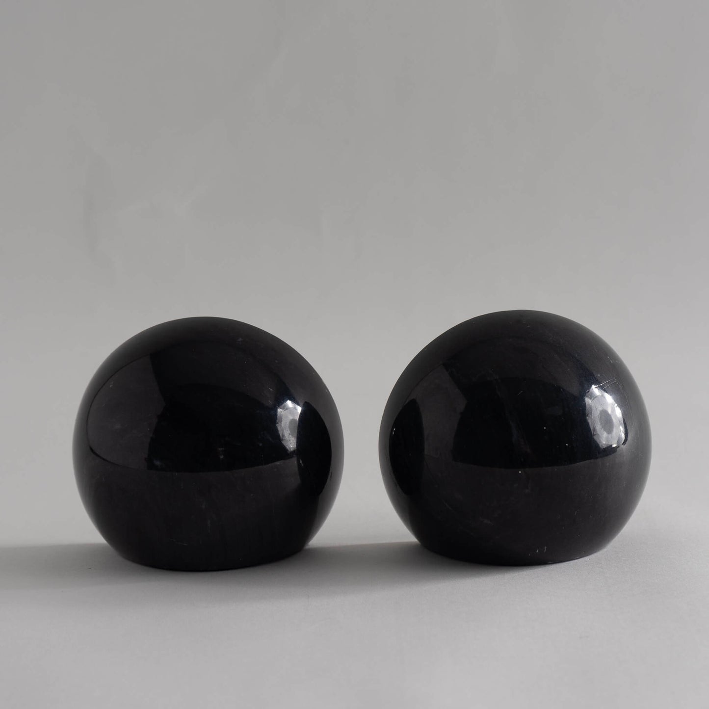 Load image into Gallery viewer, Vintage Black Marble Sphere Bookends
