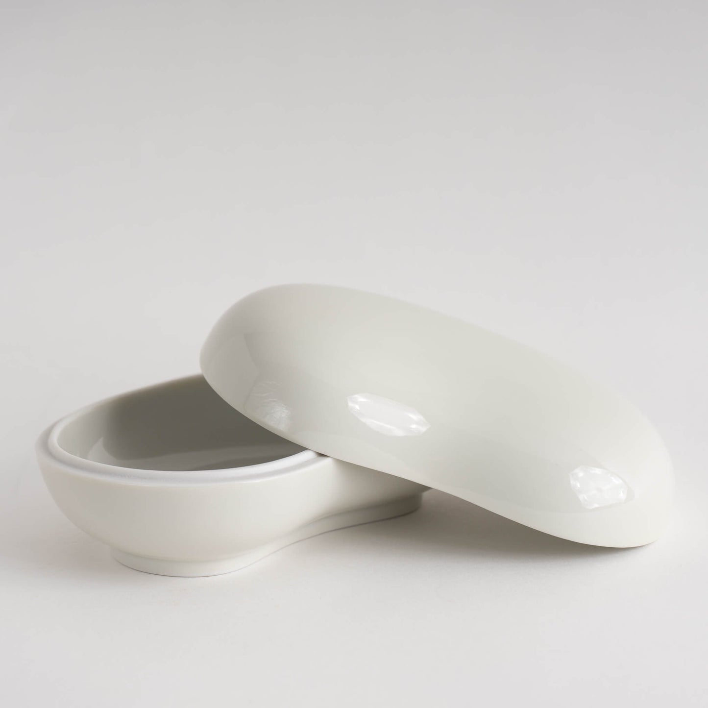 Load image into Gallery viewer, Vintage Elsa Peretti for Halson Kidney Bean Ceramic Box
